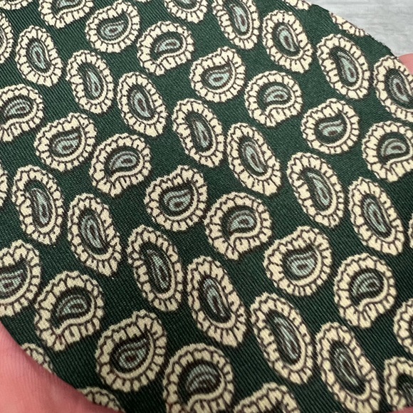 VTG 1970’s Olive Green w/ Ivory Paisley Butterfly Bowtie - Picture 3 of 4